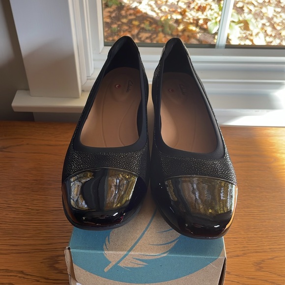 Women’s Clark Flat Size 9.5 Black with patent leather toe and heel. - Picture 3 of 9